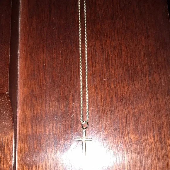 925 Sterling Silver Chain & Cross - 18 inch Silver Chain - Picture 5 of 7